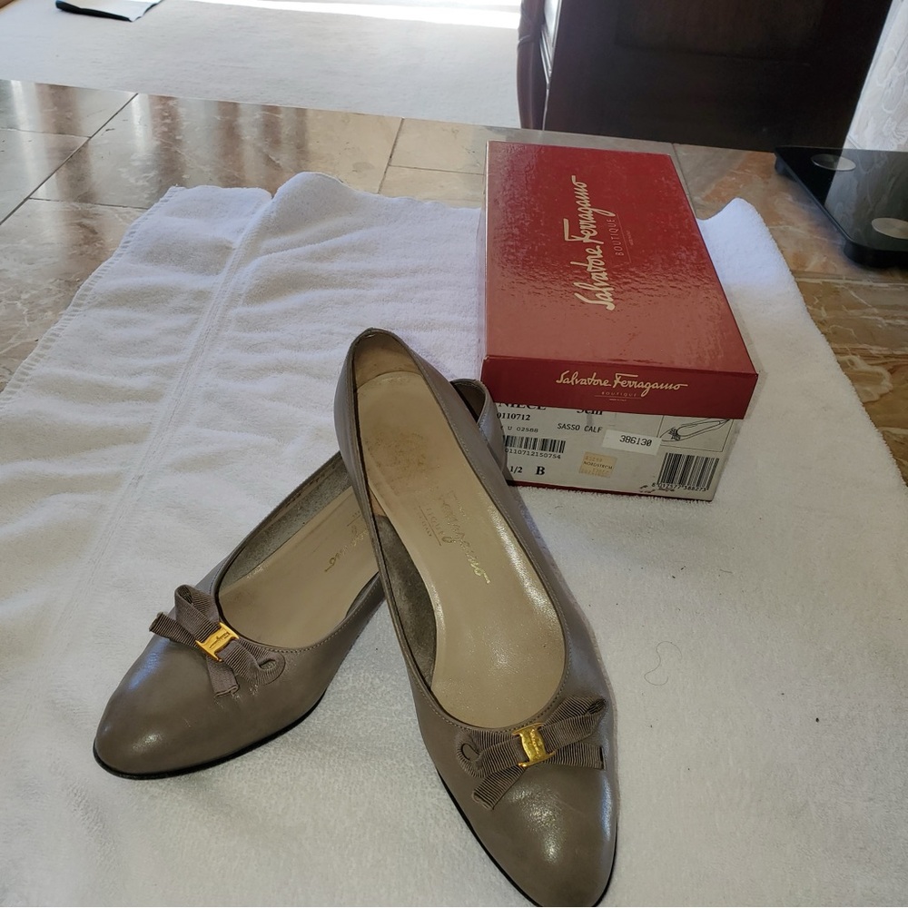 Authentic Calf Salvatore Ferragamo Niece Sasso low heeled pumps. Size 7.5